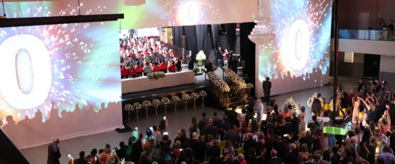 Novos bacharis em Direito celebram conquista da graduao