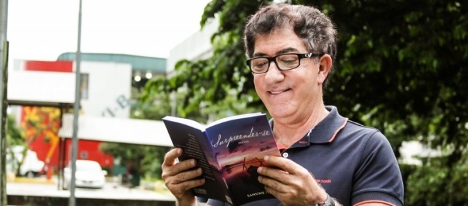 Professor da Unesc lana livro de poesias inspirado nas pessoas