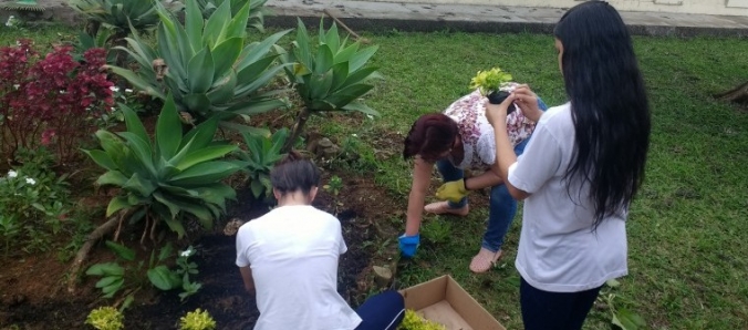 Alunos da Escola Silva Alvarenga constroem jardim junto a projeto de extenso da Unesc