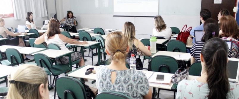 Educadores se re�nem na Unesc para discutir curr�culo escolar da rede municipal de Crici�ma