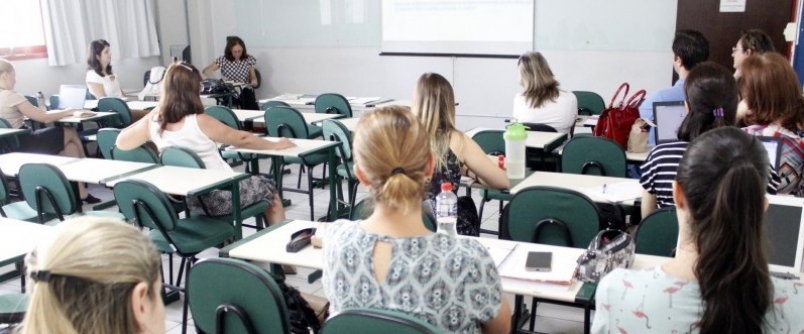 Educadores se renem na Unesc para discutir currculo escolar da rede municipal de Cricima