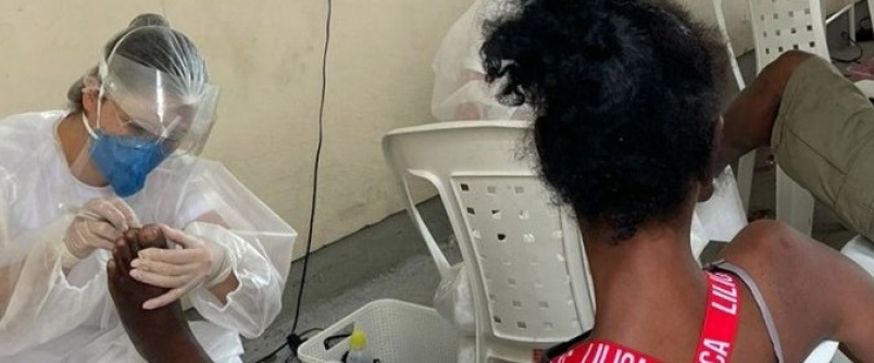 Alunos de podologia da Unesc atendem pessoas em situa��o de rua