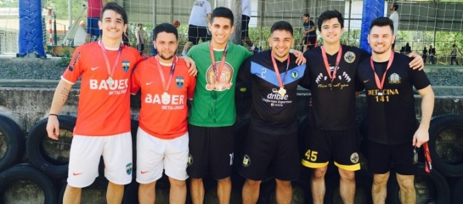 Diego e Tales levam a primeira ta�a do Futev�lei Intercursos