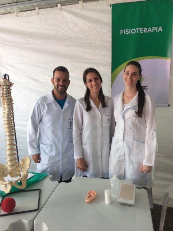 FISIOTERAPIA DA UNESC PARTICIPA DA A��O SOCIAL DO ANGELONI
