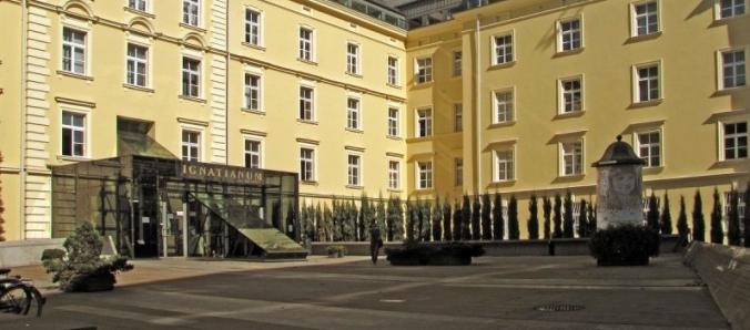 Reitor � palestrante em universidade da Pol�nia