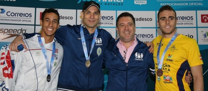 No p�dio com atletas ol�mpicos