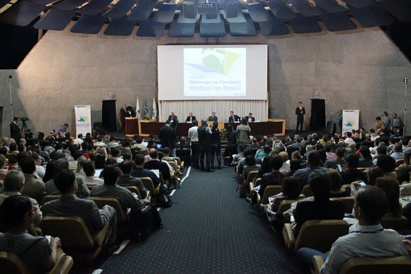 SEMIN�RIO SOBRE MUDAN�AS NA FORMA��O M�DICA NO BRASIL