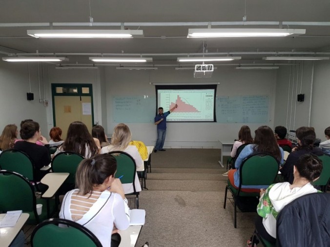 Acad�micos de Biomedicina participam de Aulas Preparat�rias para ENADE 2016