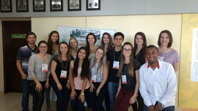 Alunos Representam o Curso de Engenharia Qumica no Frum Paint & Pintura de 2016 em Cricima