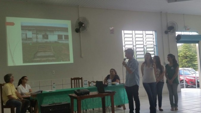 Apresentao do Projeto de Inventrio das Arquiteturas do Bairro Rio Fiorita, em Siderpolis,  realizada na comunidade.