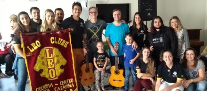 Professores e alunos da Unesc visitam Asilo S�o Vicente de Paulo