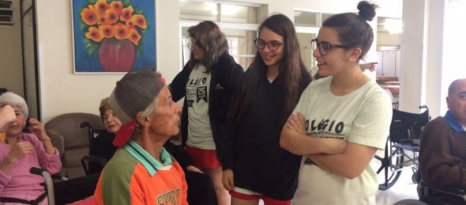 Alunos do Colegio Unesc levam sorrisos ao Asilo So Vicente de Paulo