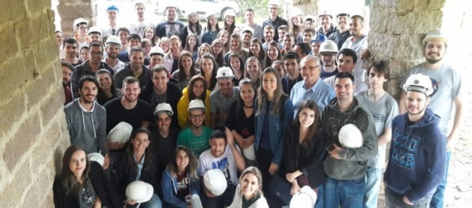 Alunos de Engenharia Civil visitam obra de pavimentao da Serra da Rocinha