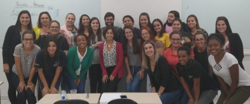 Professor Andr Cechinel conversa com acadmicas sobre a Escrita Acadmica