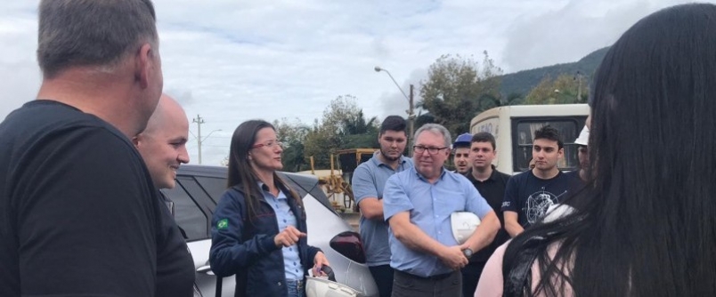 Alunos de Engenharia Civil visitam obra na Serra da Rocinha