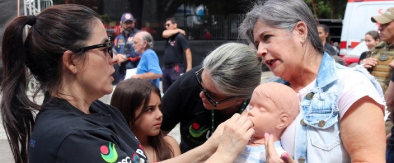 Acadmicos e professores da Unesc participam de ao de conscientizao na praa Nereu Ramos