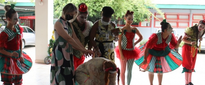 Trupe Marias encanta colaboradores na Unesc