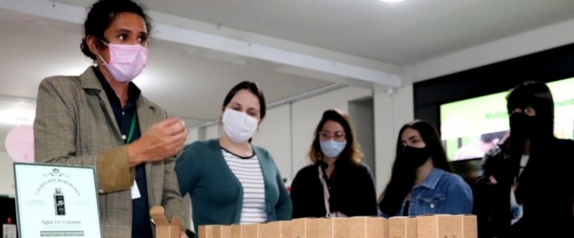 Unesc recebe caixeiro viajante com sua �gua de Colonial