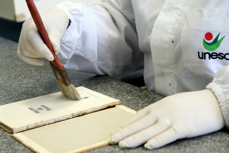 Professores da Unesc orientam sobre conserva��o de livros e fotos