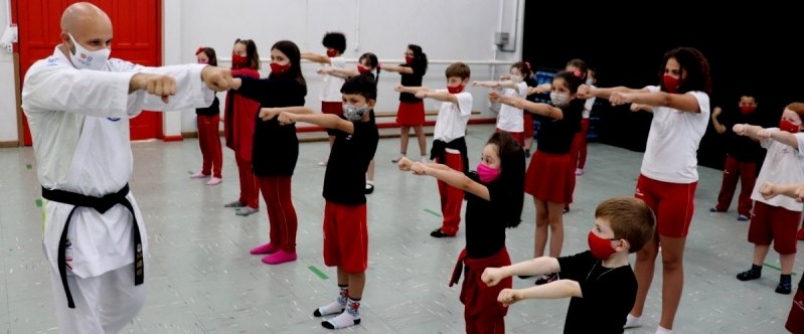 Col�gio Unesc oferece aulas de karat� com campe�o mundial