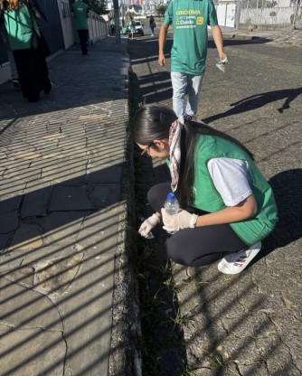 Ao comunitria Cricima, quem ama cuida, realizada em 26 de abril na Praa da Chamin (bairro Prspera), reuniu estudantes e alunas de Pedagogia em parceria com a prefeitura.