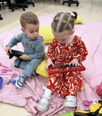 Na disciplina Processos Pedag�gicos da Educa��o Infantil II, a 4� fase de Pedagogia realizou a Unidade de Aprendizagem 2 com crian�as de 1 ano e meio a 6 anos e suas fam�lias, promovendo oficinas de hist�rias, m�sica e express�o de sentimentos.