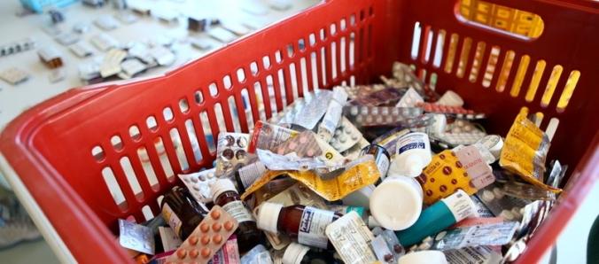 Alunos da Unesc orientam comunidade sobre os perigos da automedica��o