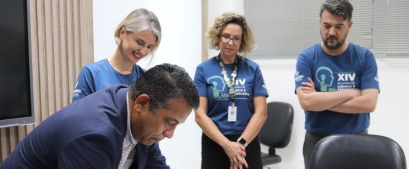 Escrit�rio de Rela��es Internacionais formaliza tr�s novos acordos com institui��es do exterior