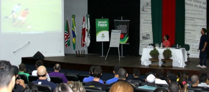 Cl�ber Xavier, auxiliar t�cnico do Tite, fala com alunos de Educa��o F�sica da Unesc