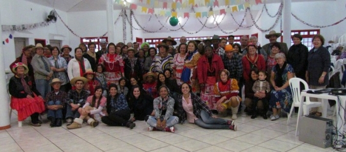 Idosos se divertem em Festa Julina