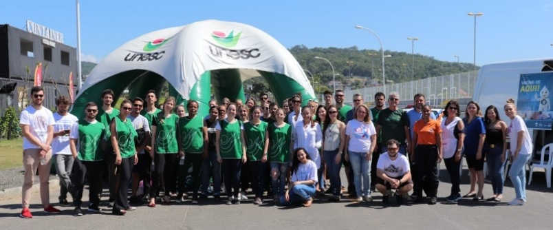 Unesc marca presen�a na Rua da Gente e proporciona cuidados � comunidade
