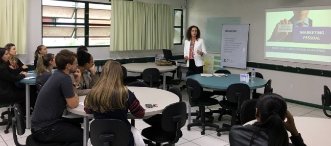 Funcion�rios participam de capacita��o sobre Marketing Pessoal