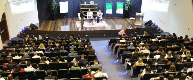 Estudantes de Enfermagem lotam audit�rio para momento de integra��o e aprendizado