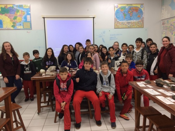 Laborat�rio de Geoci�ncias recebe visita da Escola Paulo Rizzieri, de I�ara