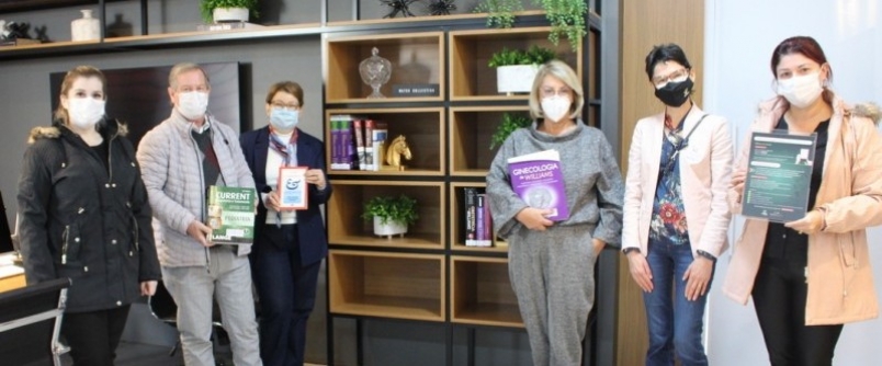 Unesc entrega livros ao Hospital S�o Donato para uso de estudantes de Medicina