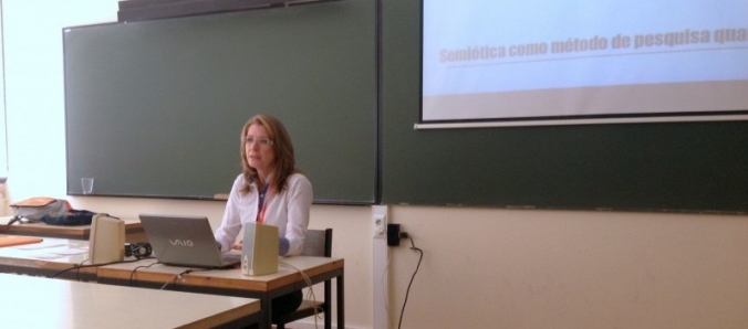 Professora apresenta pesquisa em Portugal sobre semi�tica Peirceana
