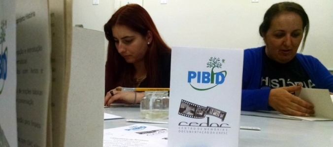 Estudantes de Hist�ria participam de oficina de conserva��o e higieniza��o de documentos