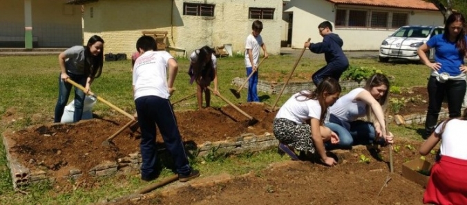 Divers�o e aprendizado ao semear e plantar