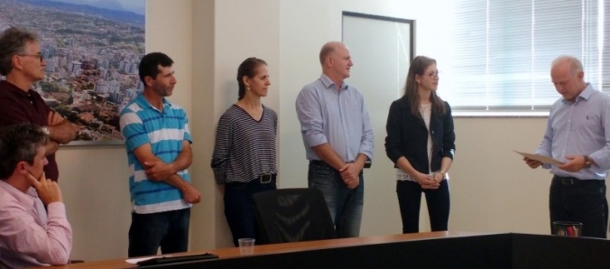 Graduada em Design recebe certificado de Aluna Destaque na ACIC