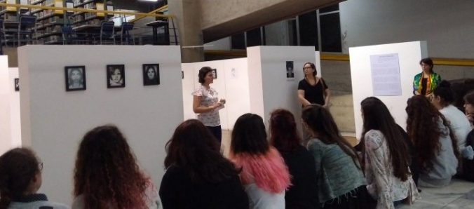 Estudante da Unesc expe na Furb obras sobre mulheres desaparecidas na ditadura militar