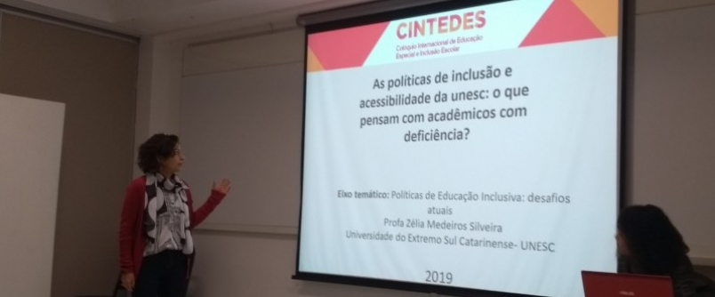 Professora apresenta pesquisa sobre incluso e acessibilidade em Colquio Internacional