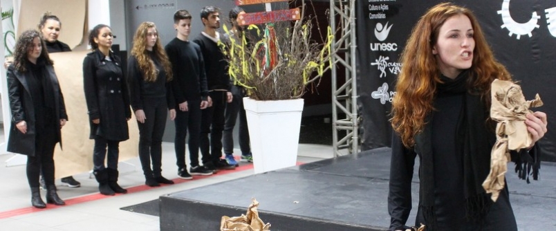 Performance do curso de Teatro chama a aten��o para a inclus�o social