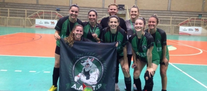 Biomedicina levanta o trofu do 7 Campeonato Intercursos de Futsal Feminino