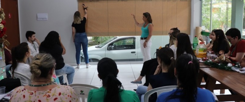 Confraternizao e planejamento no encontro de fim de ano das Clnicas Integradas