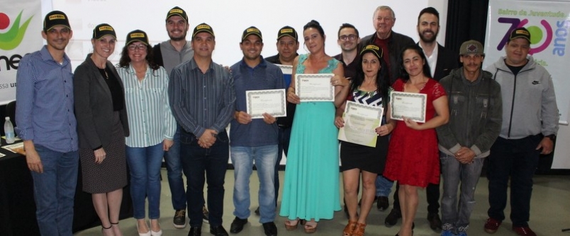 Novas oportunidades: alunos recebem certificados de curso de Pintura Imobiliria e Moveleira