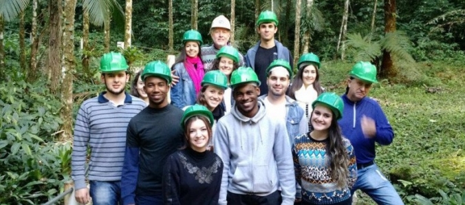 Estudantes visitam grutas em Botuver�