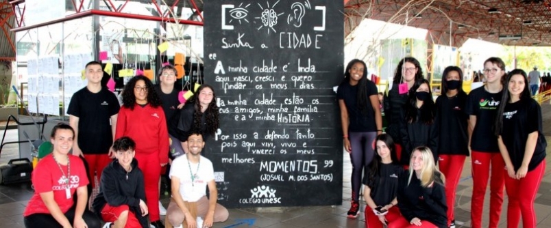 Alunos do Colgio Unesc levam arte ao Terminal Central de nibus de Cricima e a Escola Bsica Humberto de Campos