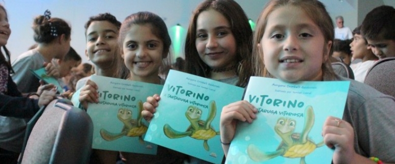 Personagem Vitorino encanta crianças no lançamento de livro do Museu de Zoologia da Unesc