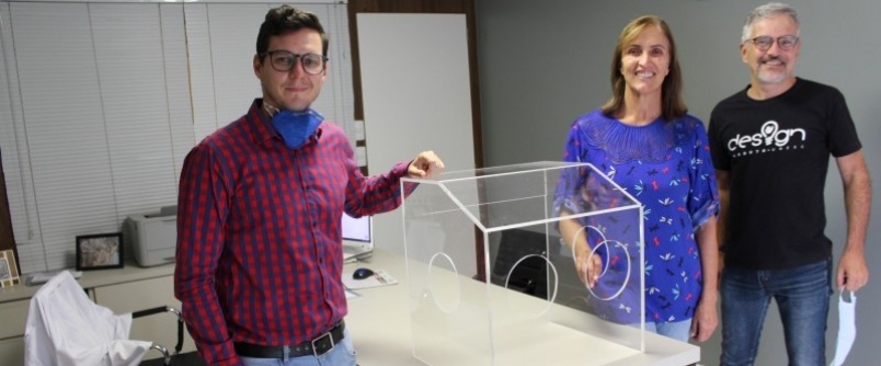 Covid19: Design Unesc desenvolve prot�tipo de Caixa Protetora de Dispers�o A�rea para uso no atendimento hospitalar e do Samu