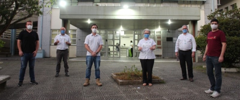 Unesc entrega 300 protetores faciais aos colaboradores do Hospital So Jos